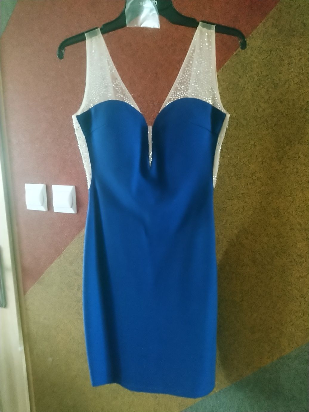 Krótka mini sukienka na ramiączkach dopasowana z cyrkoniami 36
