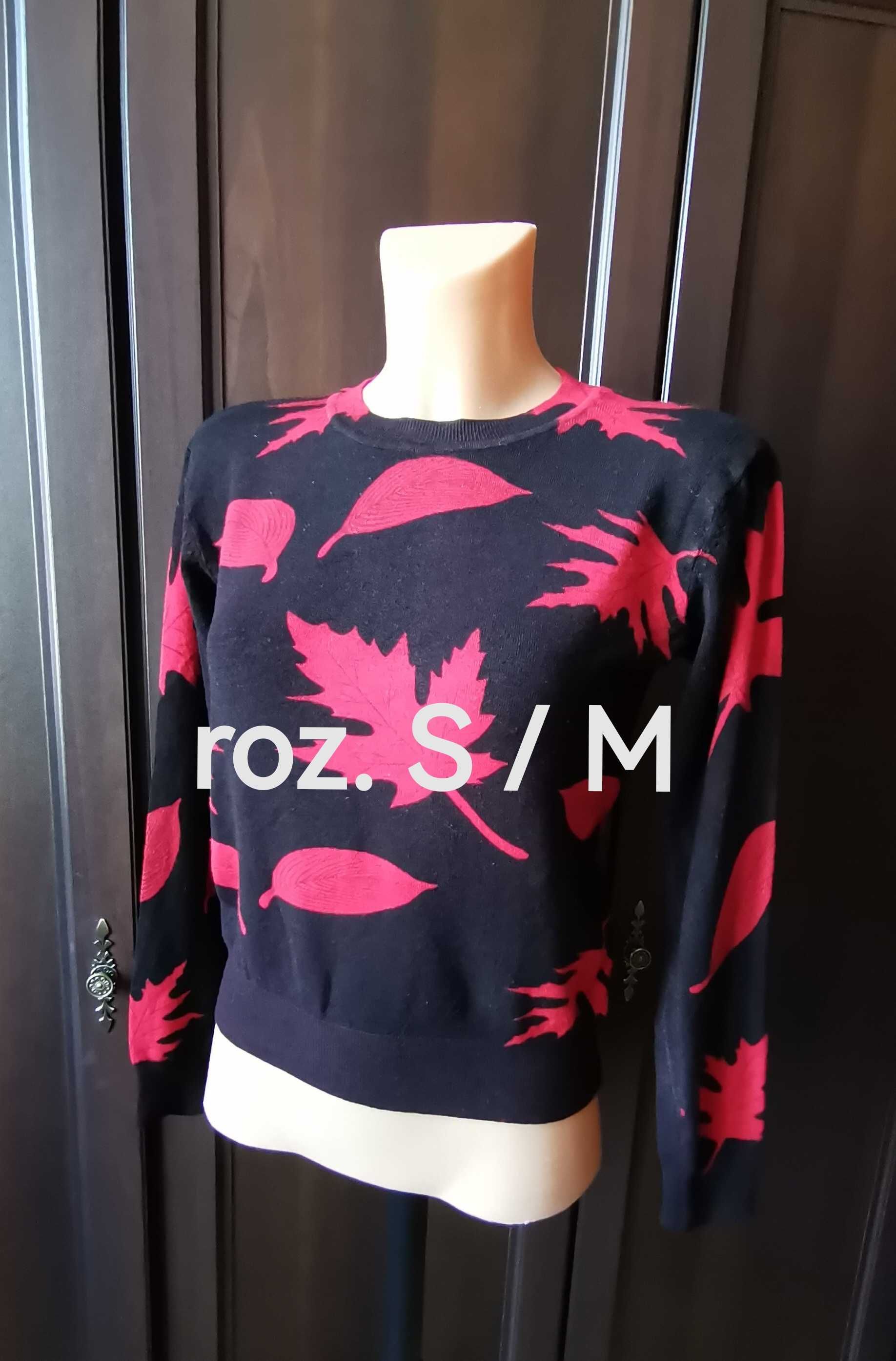 19 zł   Sweter krótki czarny w czerwone liście roz. M
