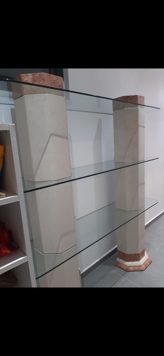 Móvel de colunas em pedra mármore e vidro