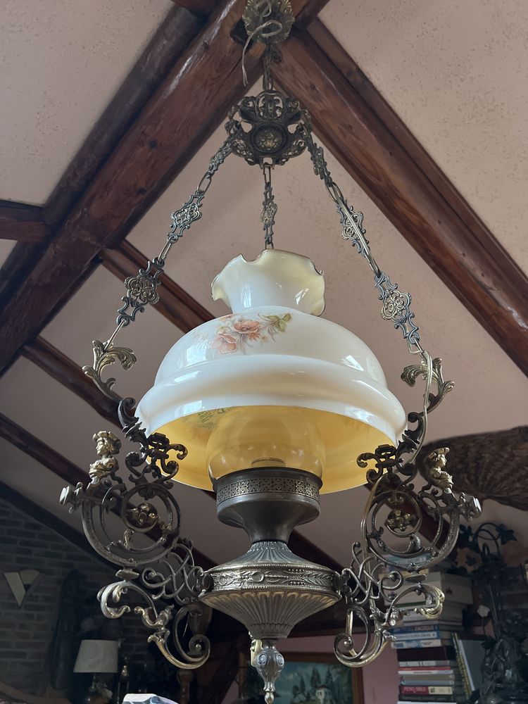 Stary mosiężny żyrandol lampa jak naftowa porcelanowy klosz