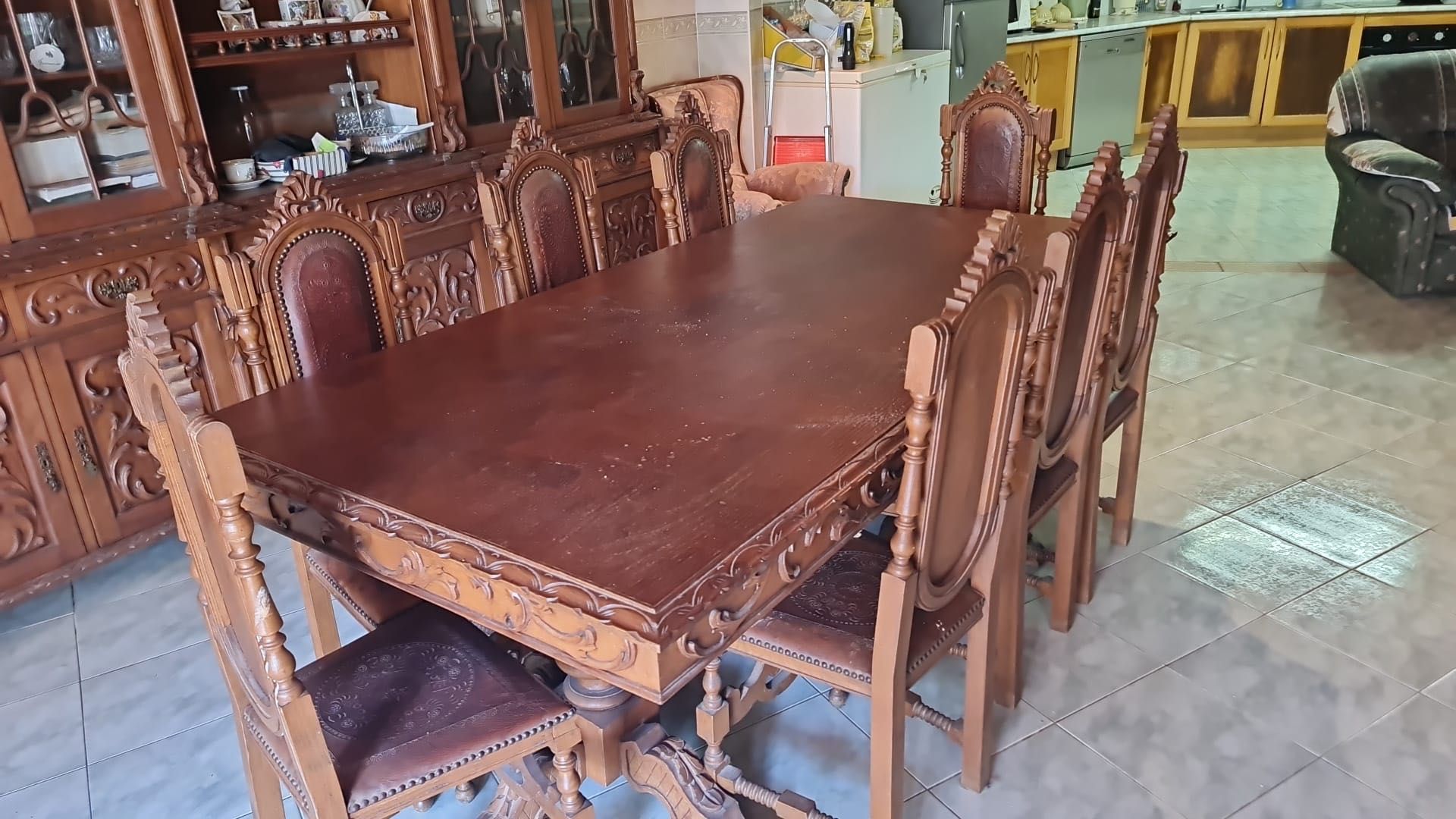 Magnífico conjunto de mesa de jantar e cadeiras, talhado à mão.
