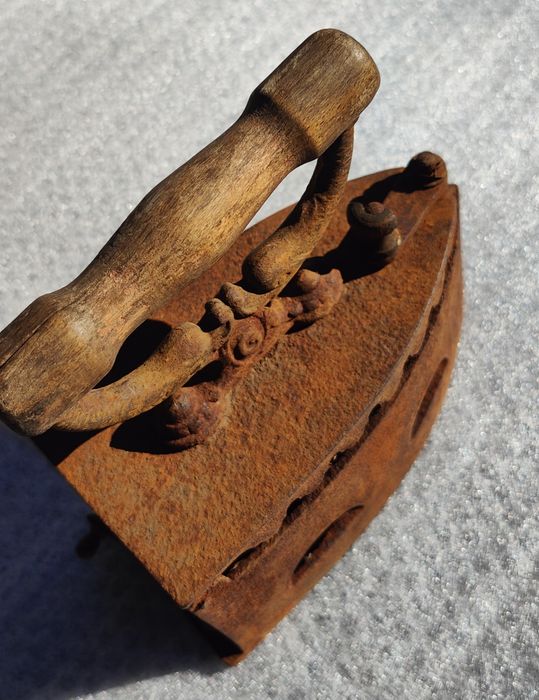 Stare żelazko na węgiel