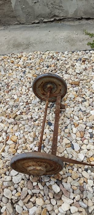 Metalowy samochód na pedały dwa oryginalne koła.