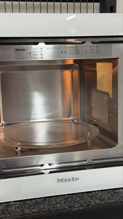 Вбудована мікрохвильовка M 8160