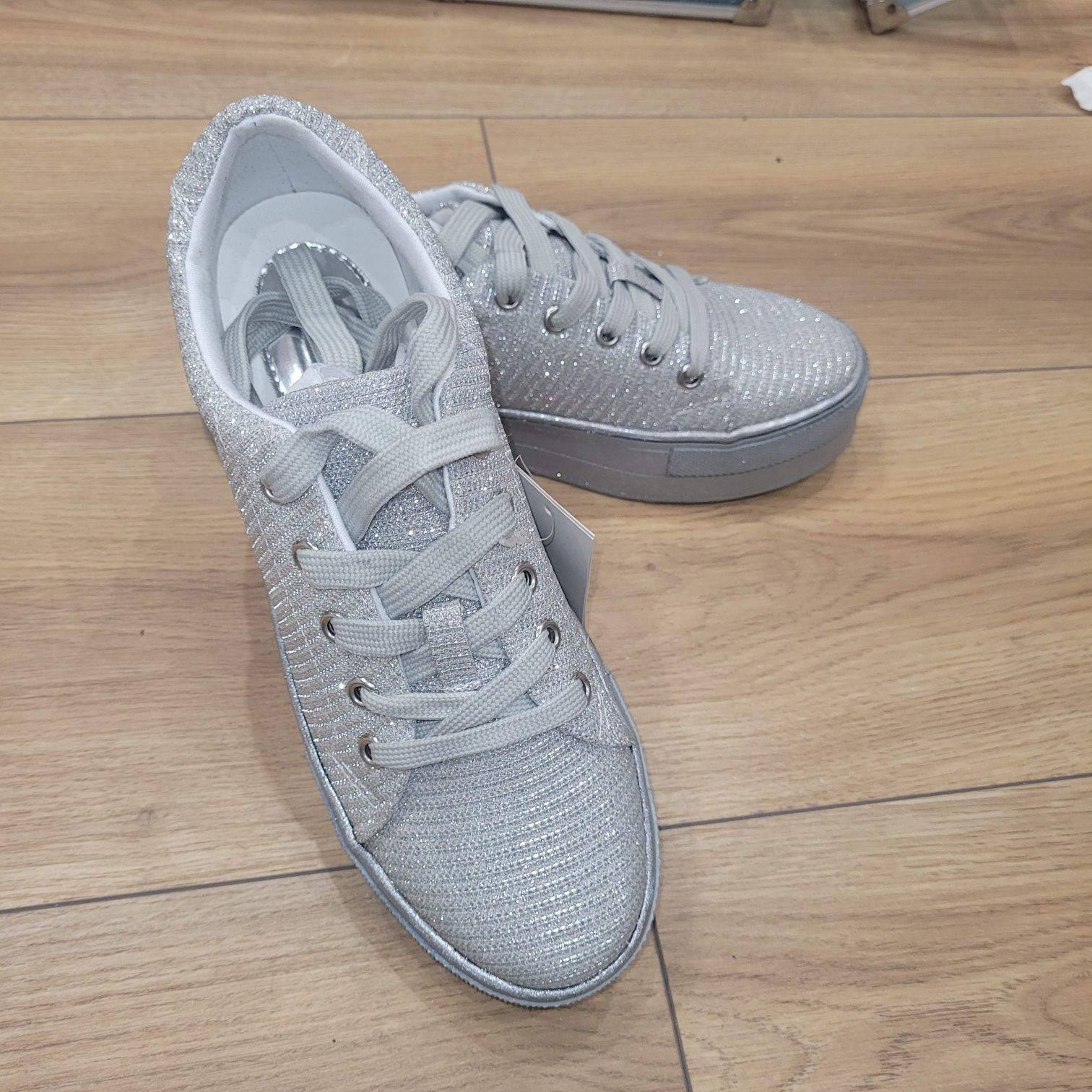Buty  srebrne błyszczace quazi 38 nowe