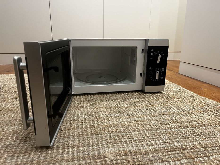 Microondas Samsung MW81P - 23L, 850W, Simples e Fiável