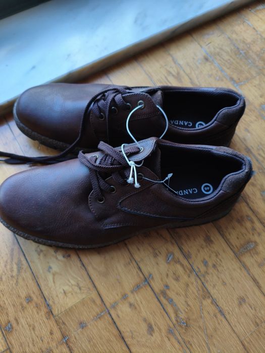 Sapatos de cor castanho novos