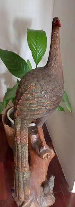 Escultura de pássaro. Madeira maciça.