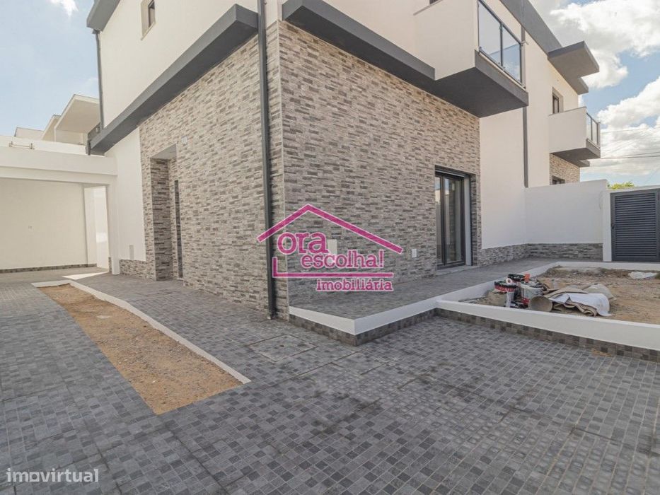 Moradia Geminada NOVA T3 em Fernão Ferro!