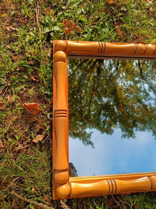 Lustro w solidnej, toczonej ramie z naturalnego drewna.