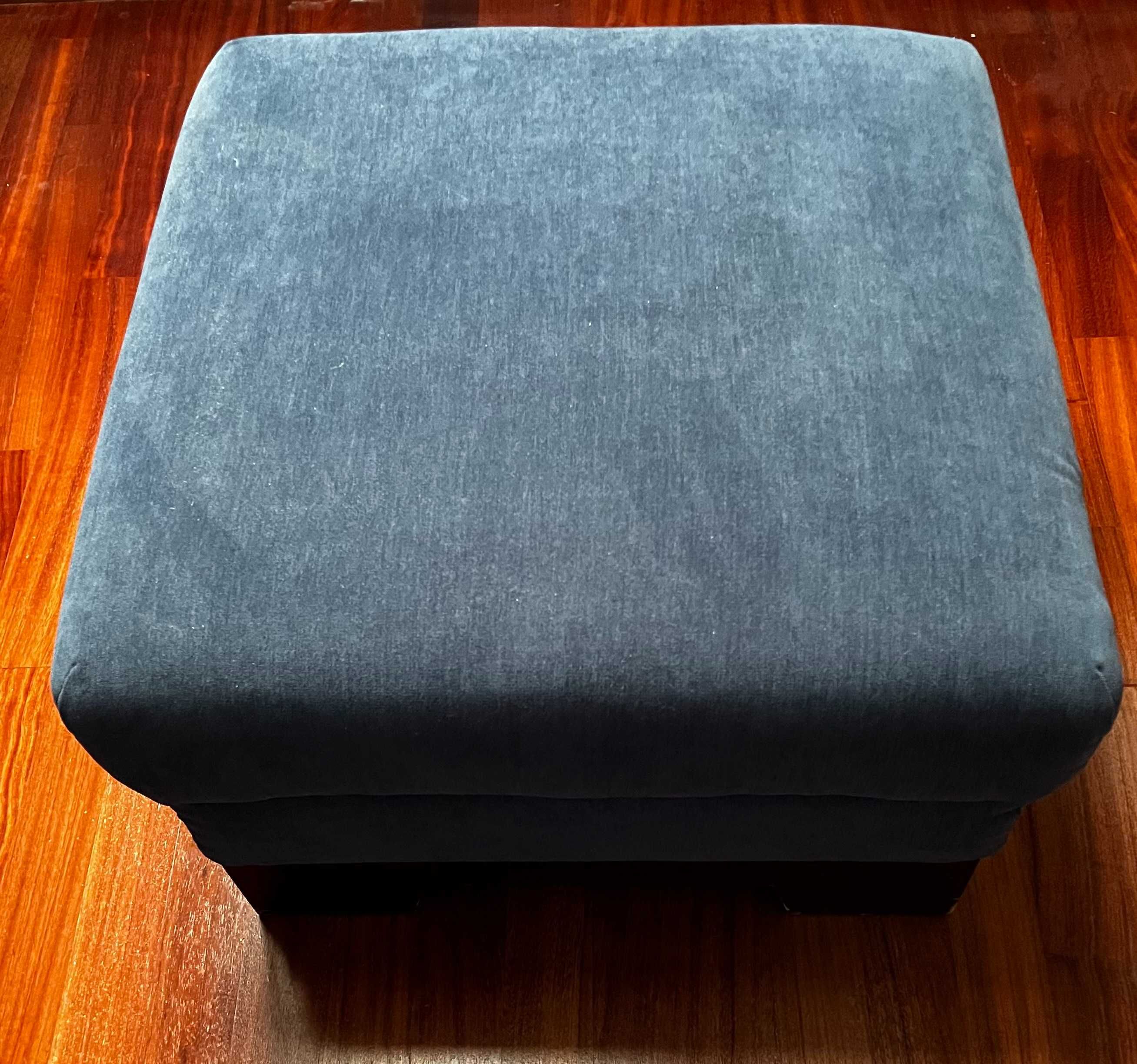 Granatowa pufa w bardzo dobrym stanie, o wymiarach 62cmX62cmX40cm.