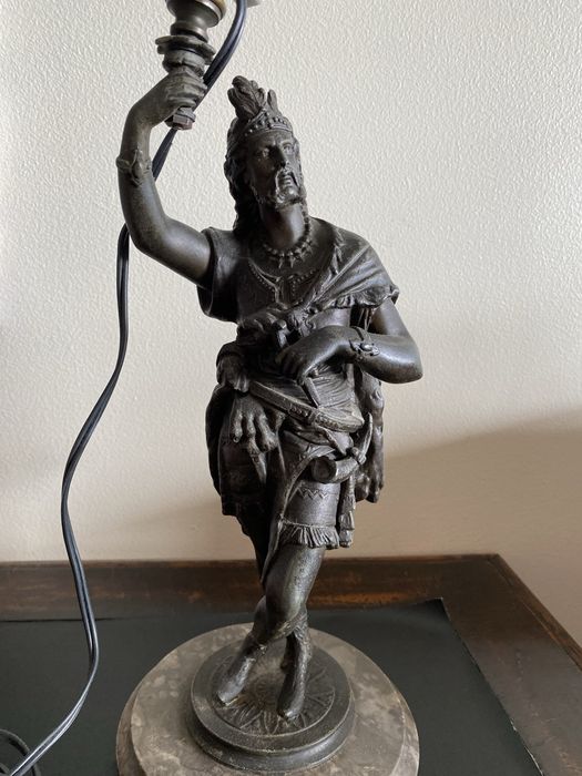 Candeeiro antigo em forma de escultura clássica