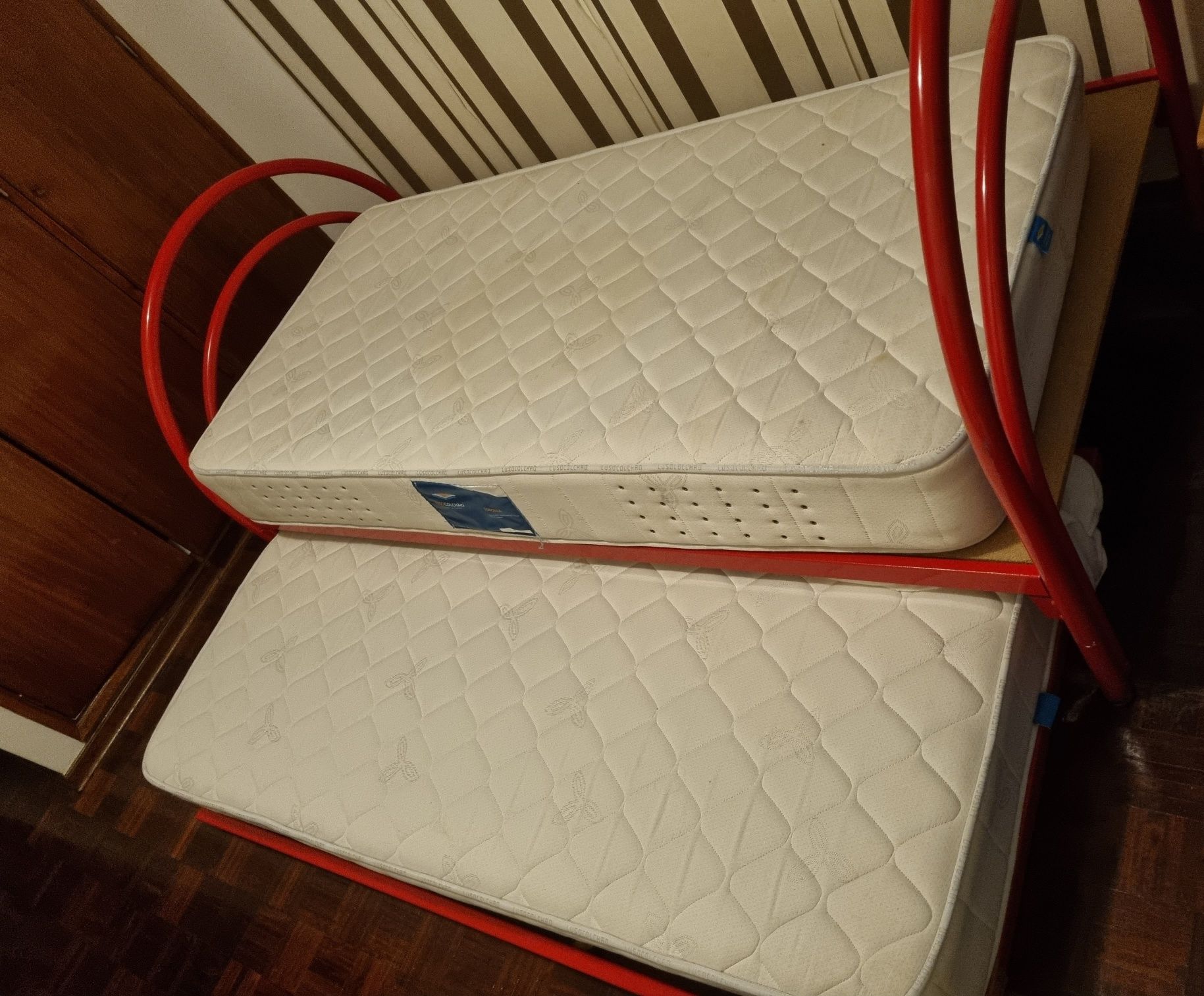 Cama com gaveta + 2 colchões