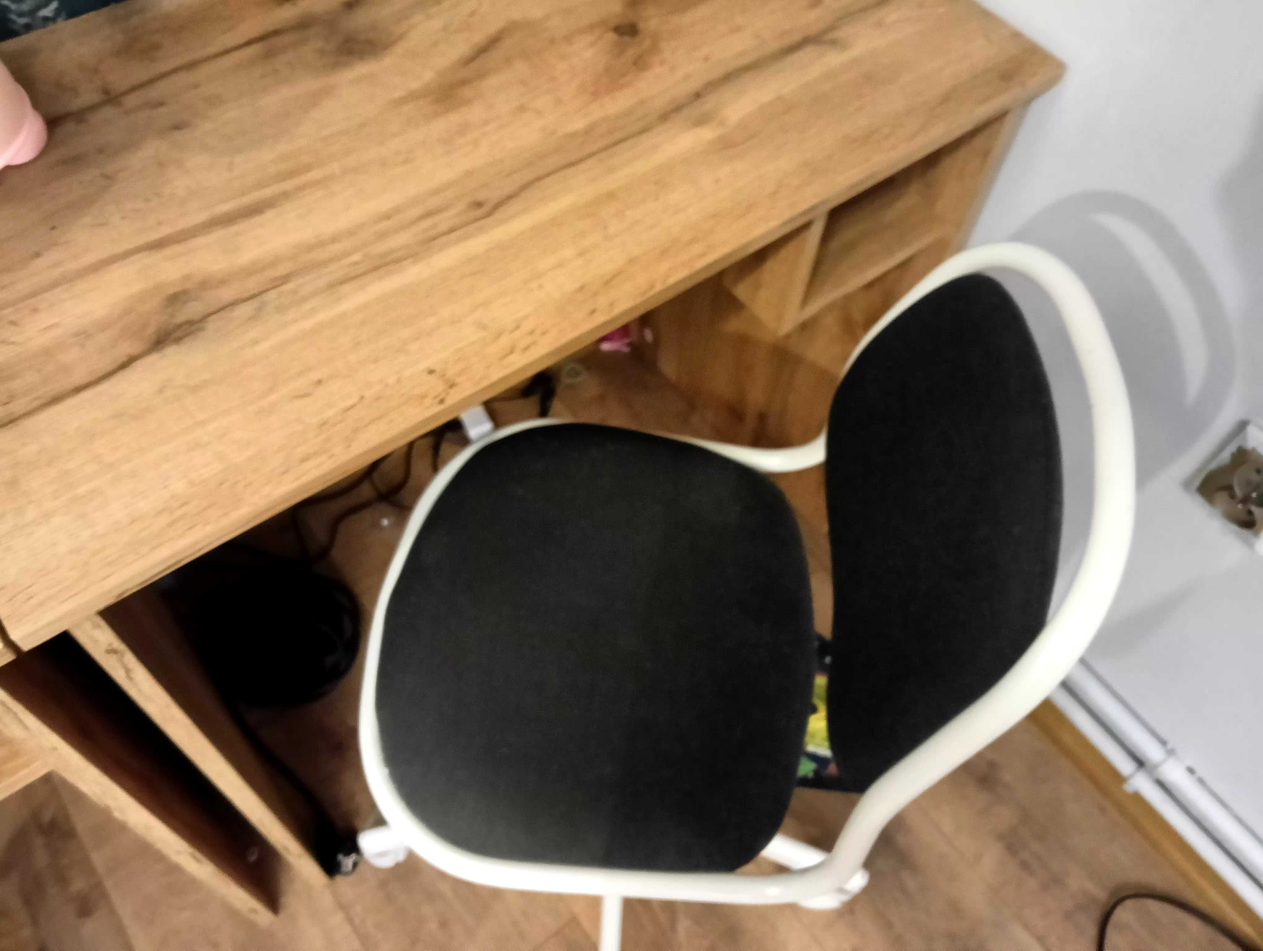 Biurka, krzesla i lampki