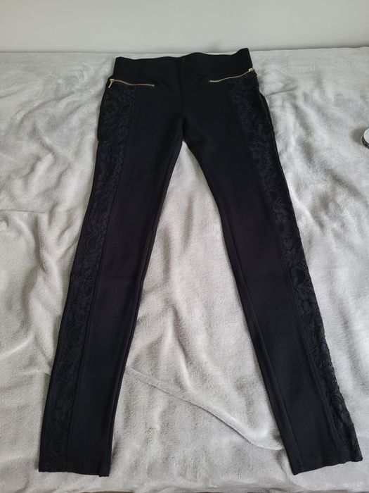 czarne spodnie z koronkowymi elementami