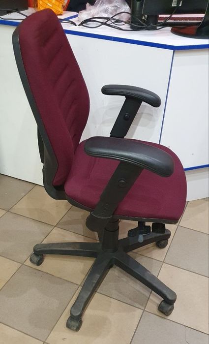 Крісло комп'ютерне/ офісне, дуже функціональне та надійне.