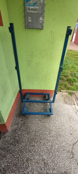 Stojak na siłownię na sztangi.