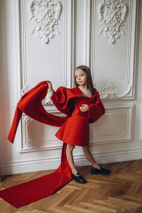 Оренда плаття зі шлейфом- бантом, фемелі лук