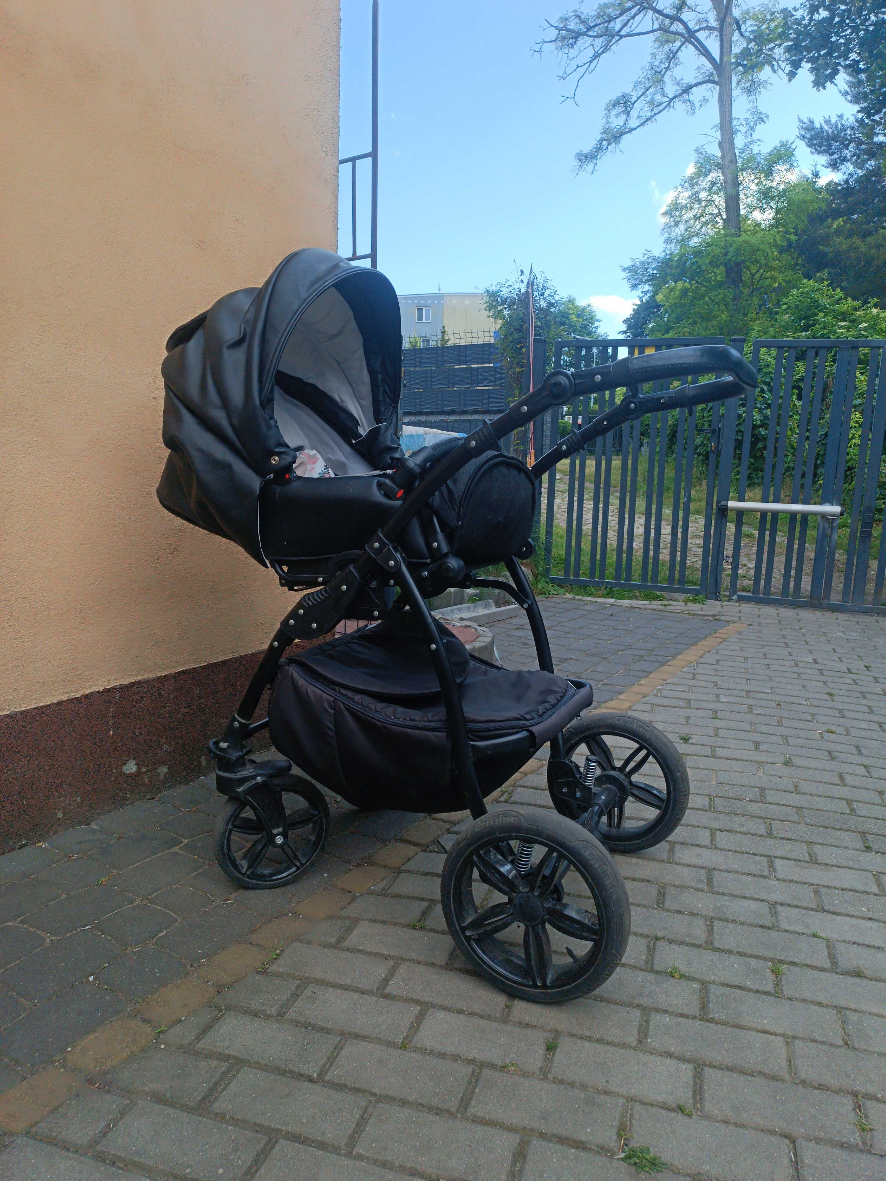 Wózek dziecięcy jest w dobrym stanie.