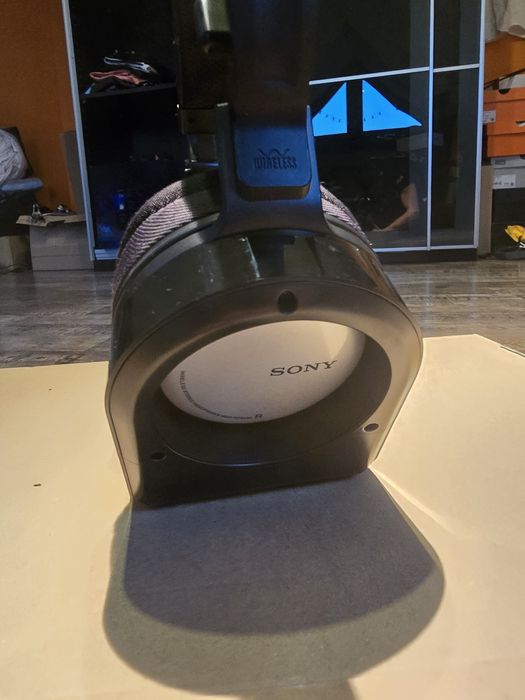 Bezprzewodowe słuchawki SONY MDR-RF840RK  (stacja dokująca)