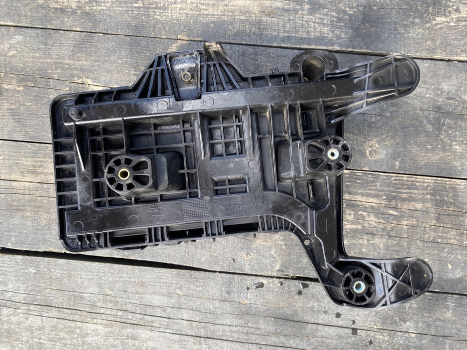 Корпус АКБ площадка акумулятора VW Passat B6 Octavia A5 Golf 5