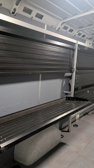 Prateleiras rebatíveis para carrinha de transporte