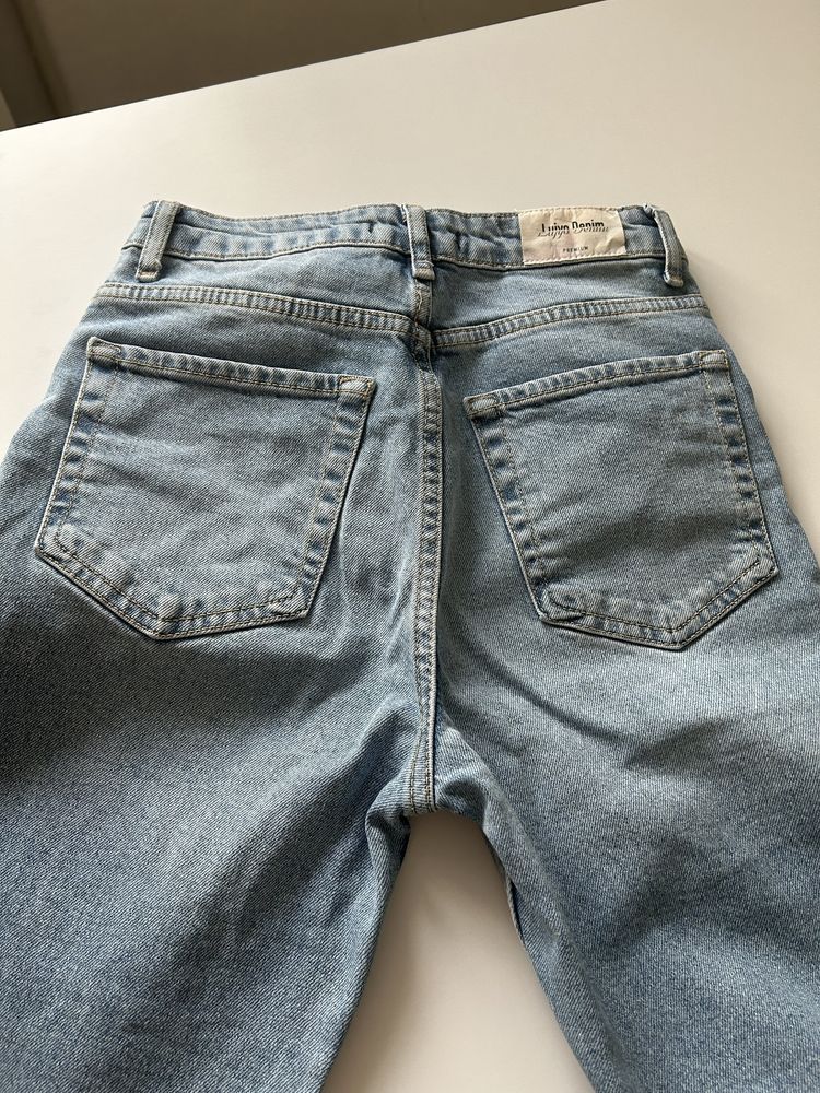Прямые джинсы с разрезами внизу