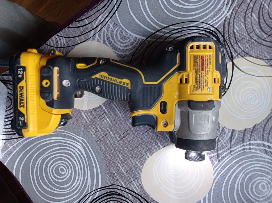 Шурупокрут Dewalt DCF801