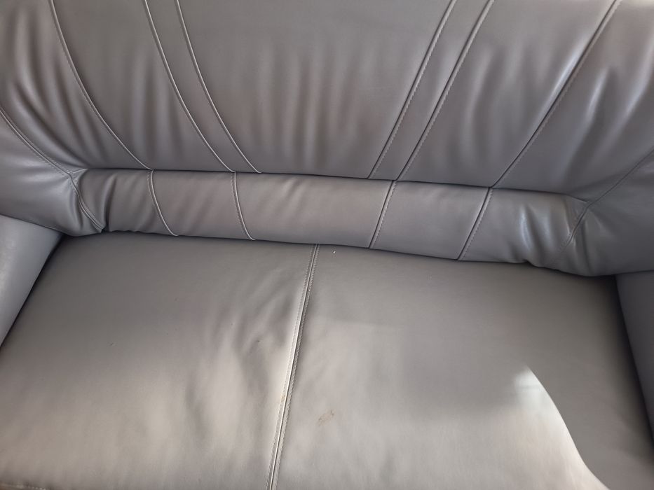 Stylowa kanapa z ekoskóry – szara, elegancka i niezwykle wygodna*