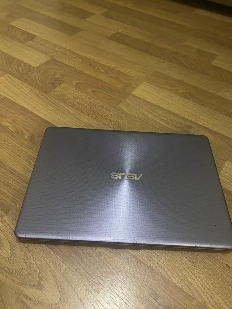 Asus VivoBook R418U