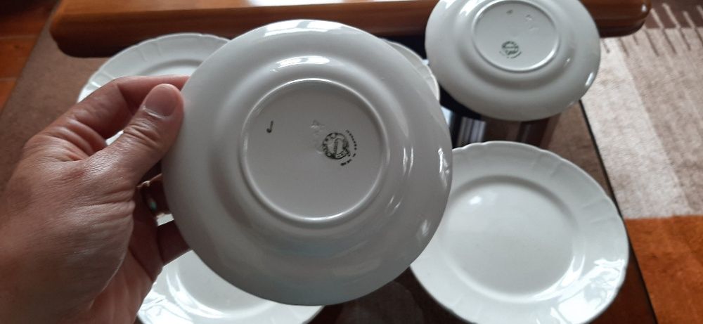 Serviço formato Paris cor creme de pratos sacavém