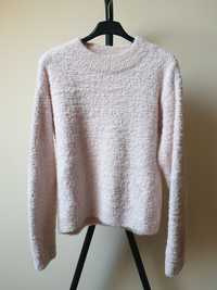 Puszysty sweter pudroworóżowy