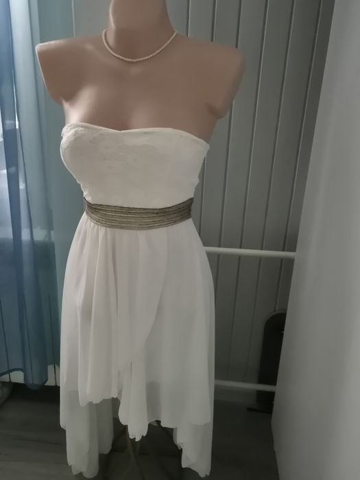 Delikatna sukienka biała ze złotym paskiem z mała wadą S