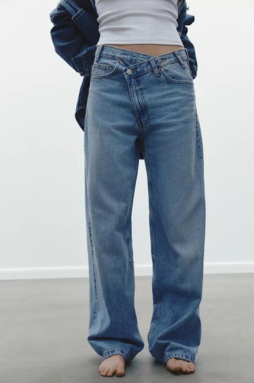 Джинси zara wide leg із високою посадкою і запахом на поясі.