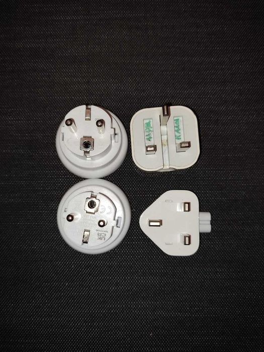 Універсальний туристичний адаптер для подорожей