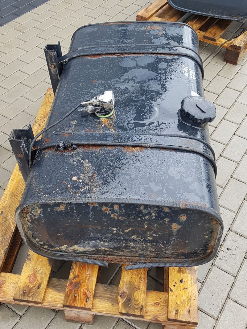 ZBIORNIK PALIWA Z ŁAPAMI MAN TGL , TGM 105X62X35CM