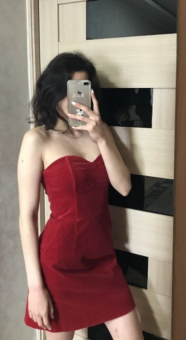 Красное велюровое платье