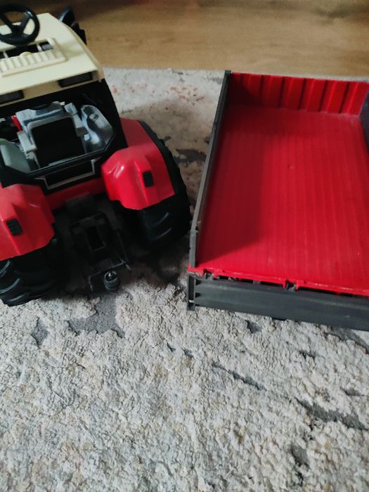 Duży traktor steyr z przyczepą