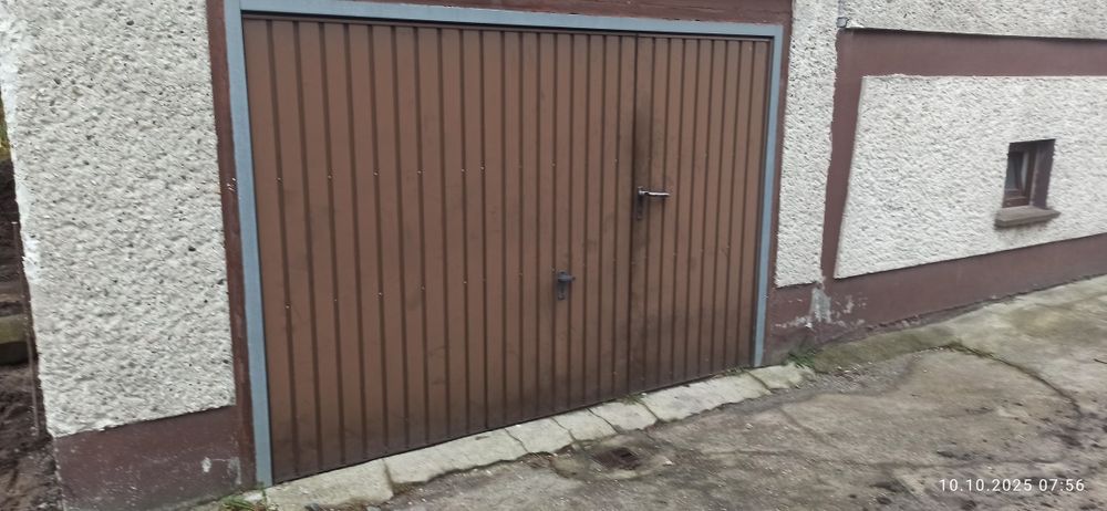 Brama garażowa uchylna z drzwiami Wiśniowski