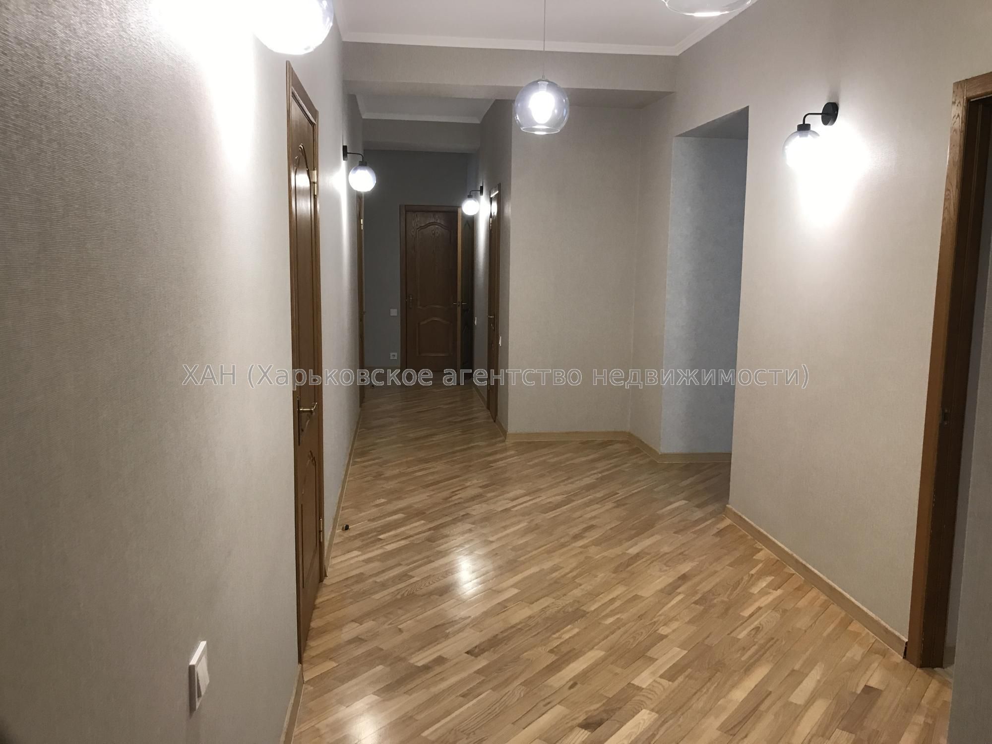 Продам 4к кв.у центрі міста 120тис.з послугами АН  М52