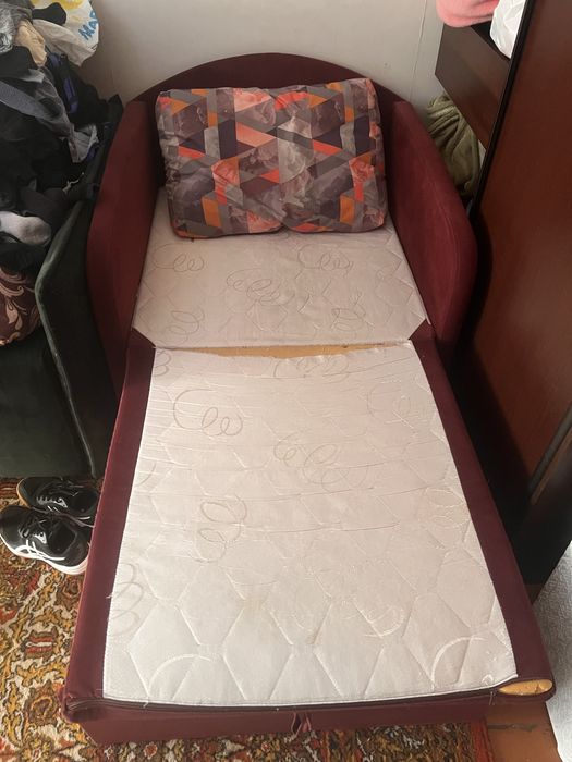 Детская кровать с подушкой