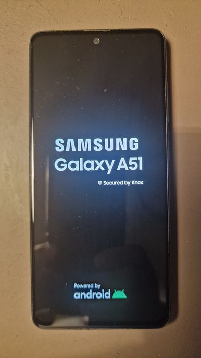 Samsung A51 włącza się i wyłącza po kilku chwilach.