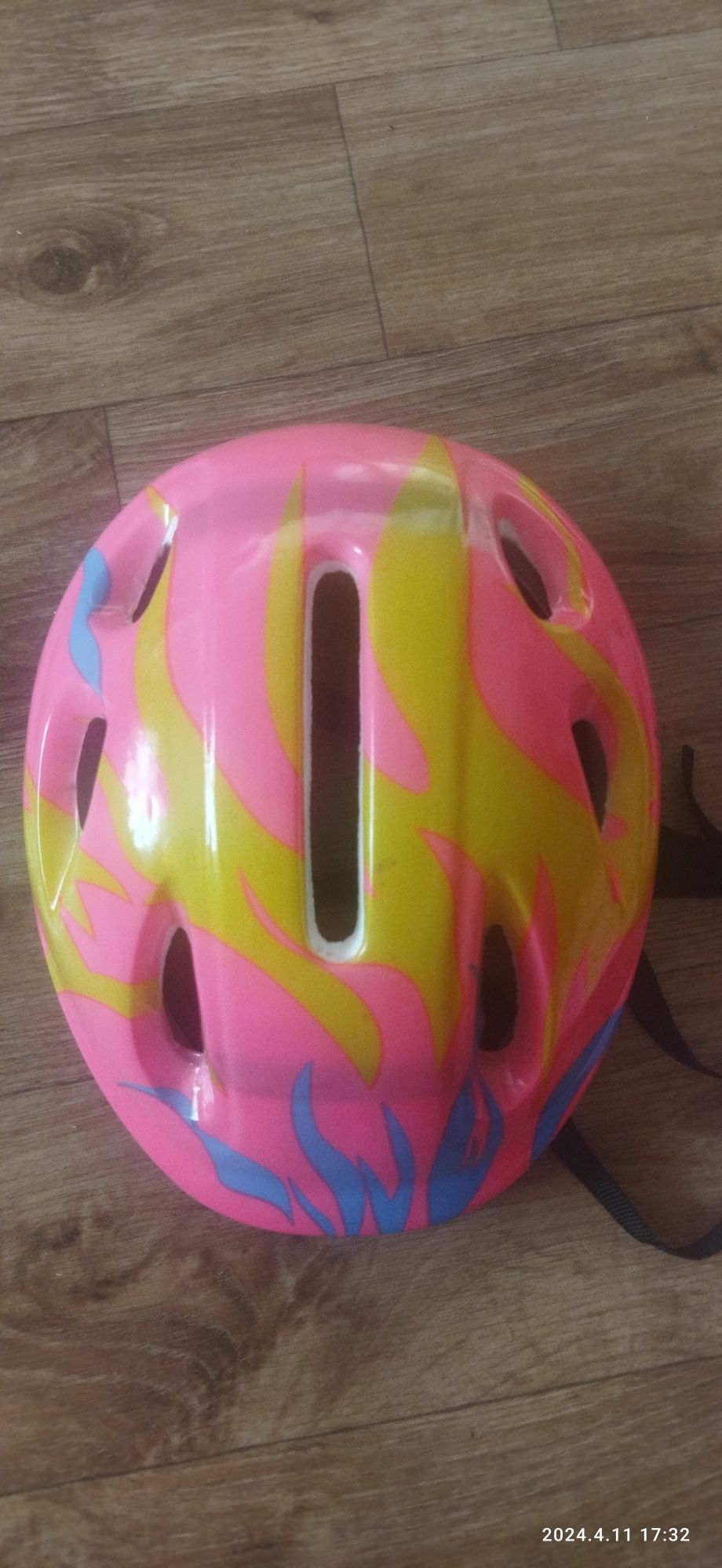 Шлем + защита на ролики или велосипед