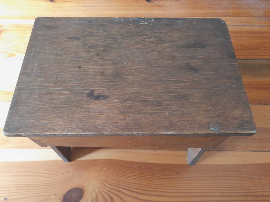 Krzesełko piesek ze schowkiem na pastę do butów