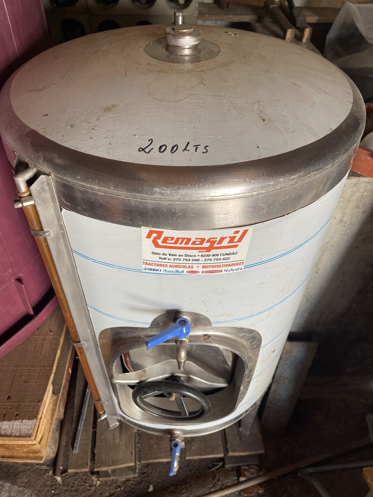 Vendo 2 Cubas de Vinho 600L e 200L