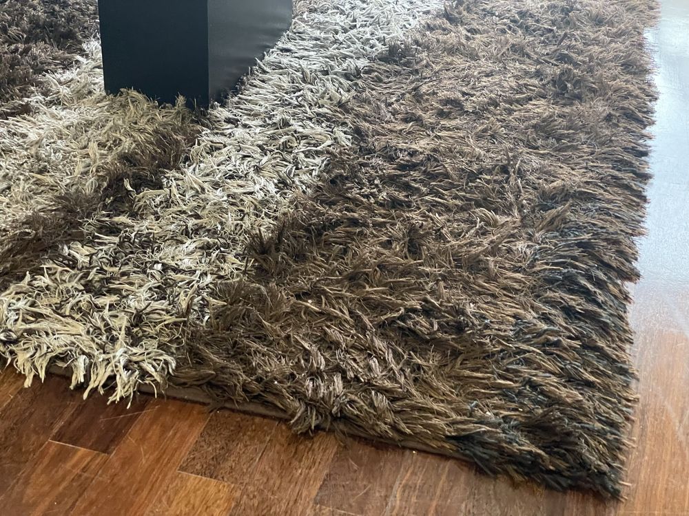 Tapete em tons de castanho e branco