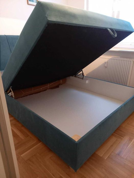 Duże dwuosobowe łóżko kontynentalne z komorą i podnoszonym zagłówkiem