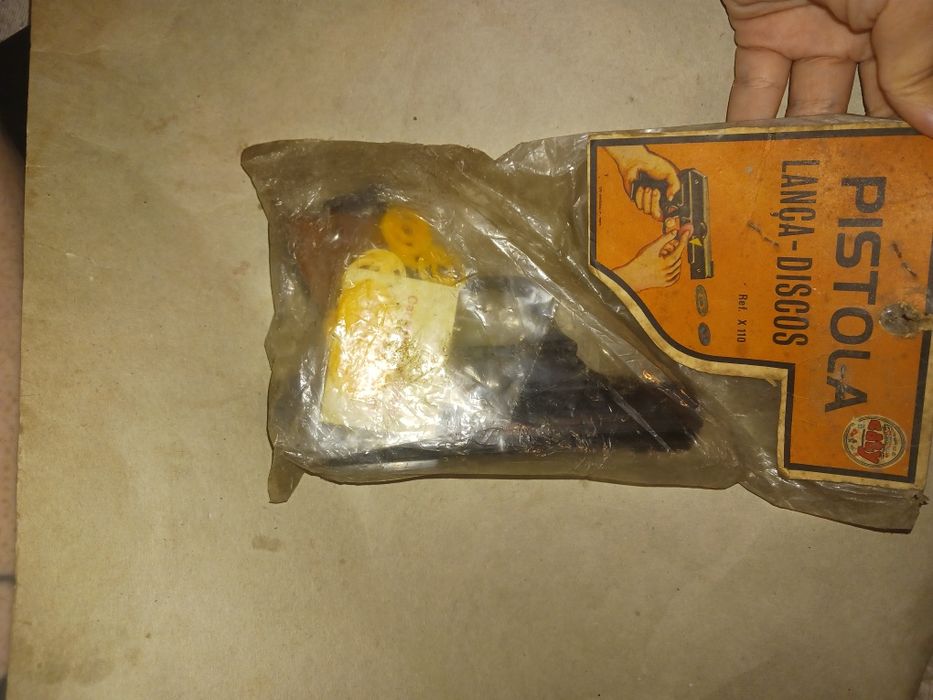 Arma de discos aniga em palstico