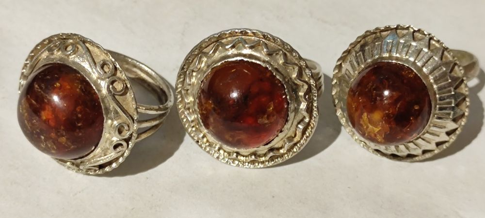 Posrebrzane pierścionki z bursztynem z PRL-u