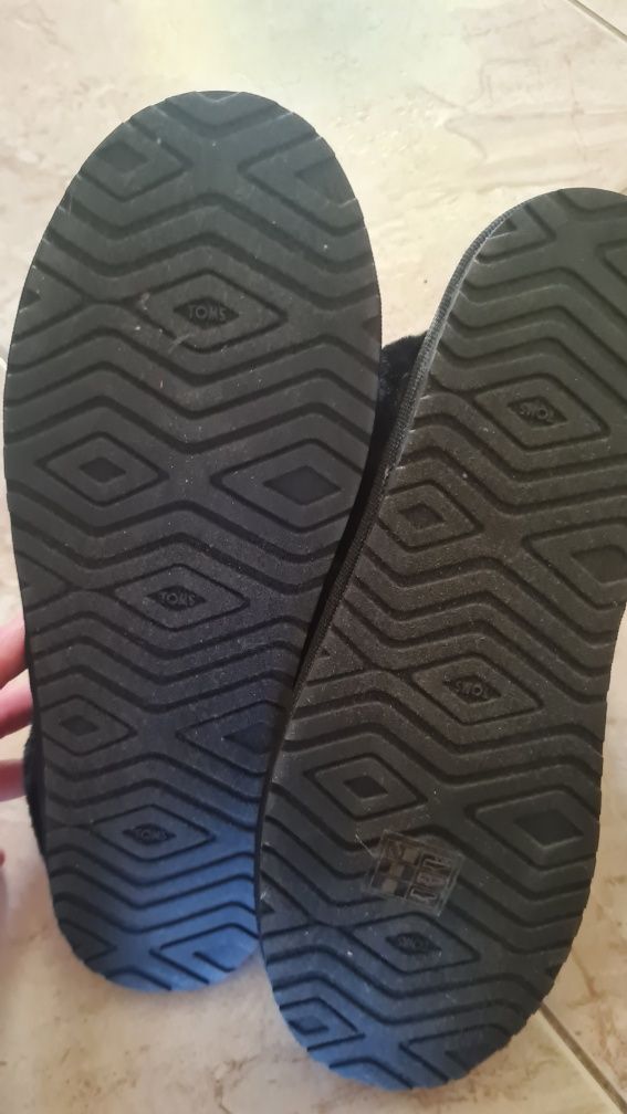 Kapcie damskie TOMS R38 kryte z futerkiem naturalnym